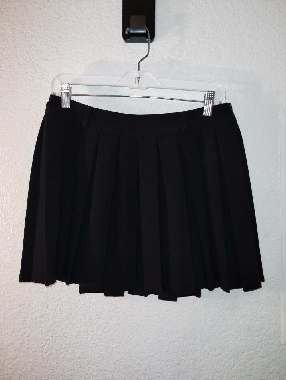 Meshki Pleated Skirt Black sz Medium